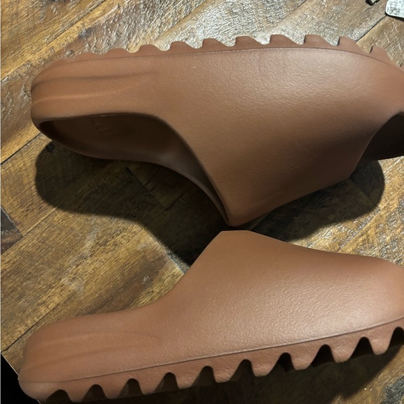 Yeezy - Picture 2 of 3